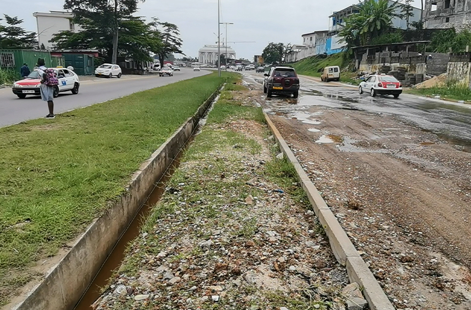 Les pluies torrentielles causent des dégâts au boulevard triomphal de Libreville