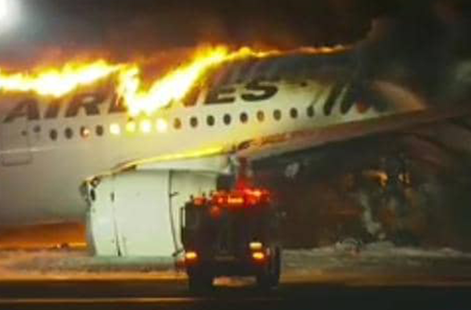 Japon : un avion de ligne prend feu à l’aéroport de Tokyo après une collision