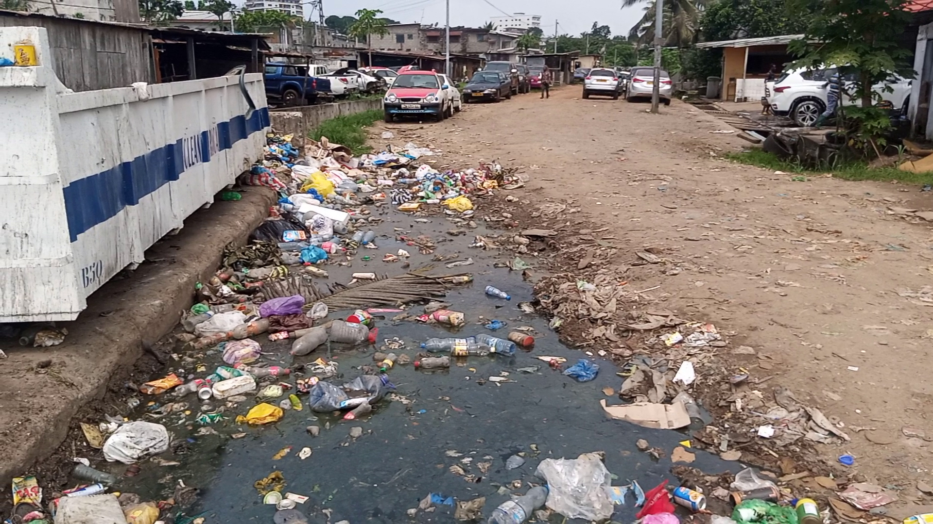 Eaux usées sur la chaussée : le mal de certains quartiers de Libreville