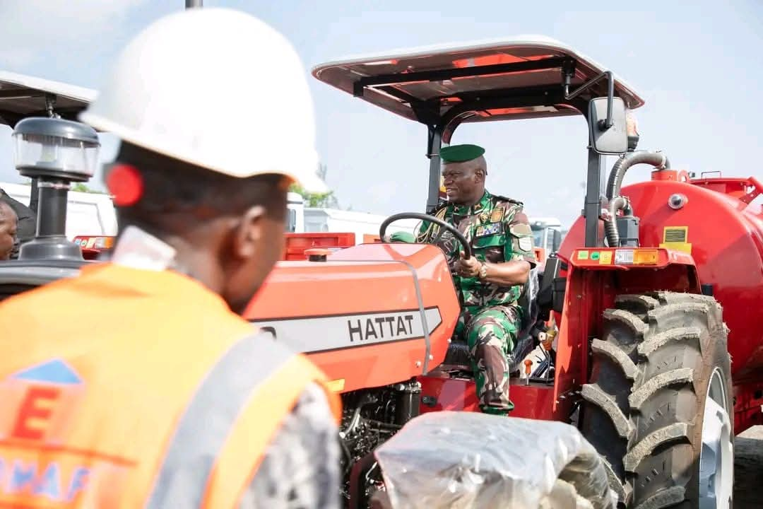 Activité présidentielle : Oligui Nguema soutient les ministères de l’agriculture et des travaux publics en moyens roulants