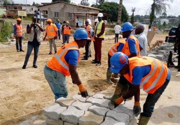 Gabon/Marchés publics : désormais le salaire minimum de 200 000 FCFA fixé sur les chantiers de l’Etat