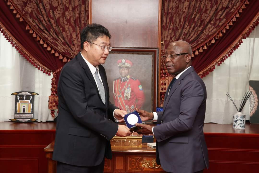 Coopération parlementaire : Jean-François Ndongou rencontre l’ambassadeur de Chine au Gabon