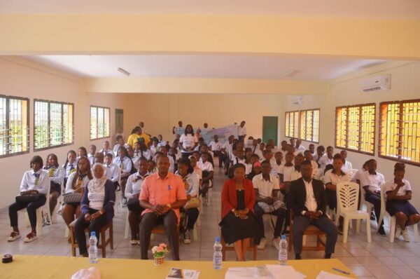 Libreville : l&rsquo;Agence du médicament sensibilise 2 283 apprenants contre les produits illicites