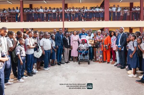 Activité Première dame : Zita Oligui Nguema offre un fauteuil roulant motorisé à un élève de Mindoube