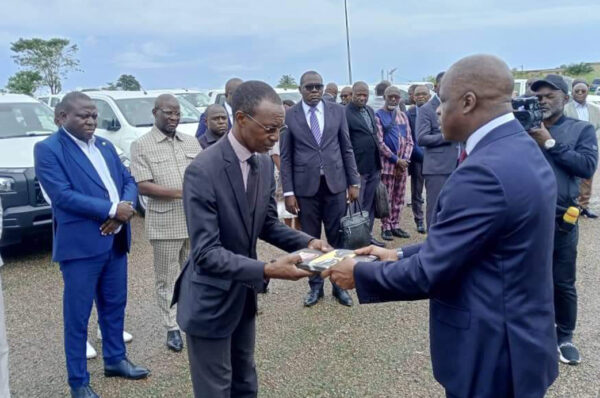 Référendum : remise de moyens roulants aux Commissions électorales locales