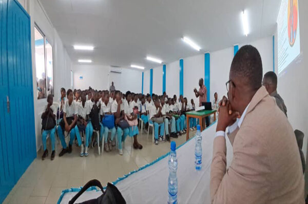 Conférence sur l’Orientation Scientifique : Pr Thierry Blanchard Ekogo échange avec les élèves du Lycée Paul Indjendjet Gondjout