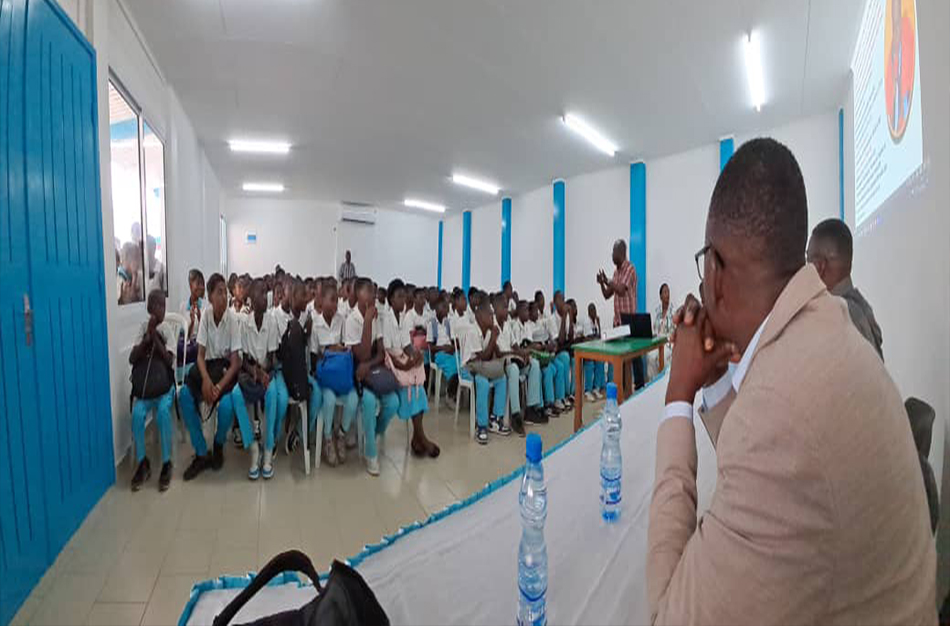 Conférence sur l’Orientation Scientifique : Pr Thierry Blanchard Ekogo échange avec les élèves du Lycée Paul Indjendjet Gondjout