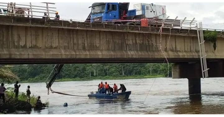 Accident Lambaréné : poursuite des opérations d’extraction de la camionnette immergée