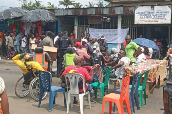 Les personnes handicapées en colère bloquent une rue à Nkembo