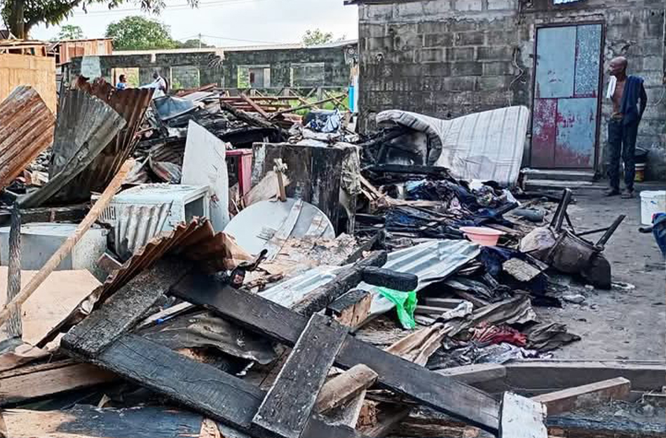 Port-Gentil : un violent incendie laisse trois familles sans abri