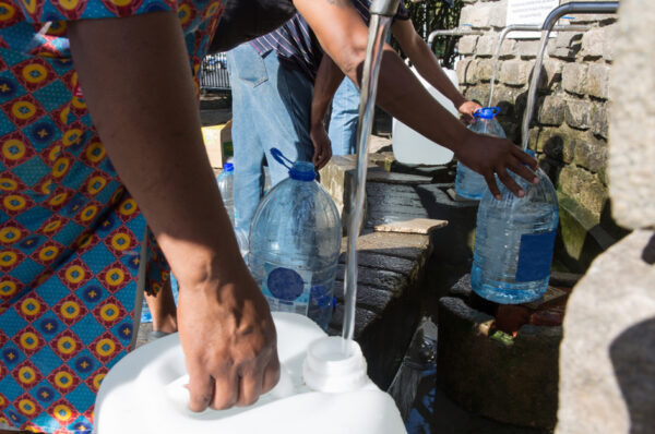 Le trafic d’eau potable à Libreville : un business en pleine expansion