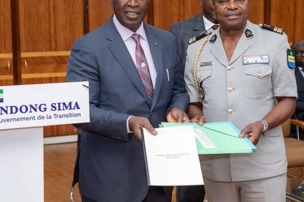 Raymond Ndong Sima reçoit les rapports des systèmes de notation des agents publics et les manuels de procédure