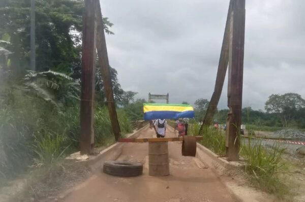 Gabon/Route nationale 2 : des femmes manifestent contre l’abandon des travaux du pont d’Ebel-Abanga en bloquant la voie