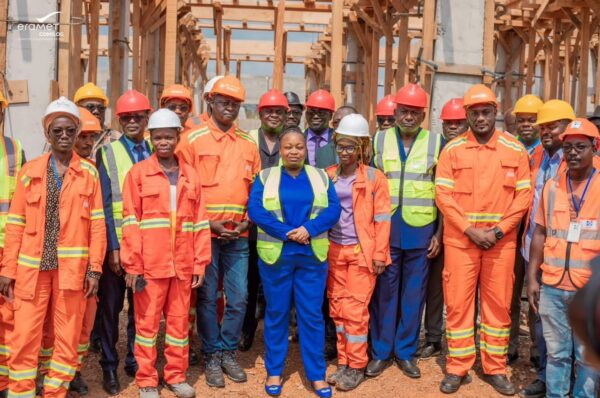 Moanda : Camélia Ntoutoume Leclercq inspecte les chantiers d&rsquo;écoles en construction