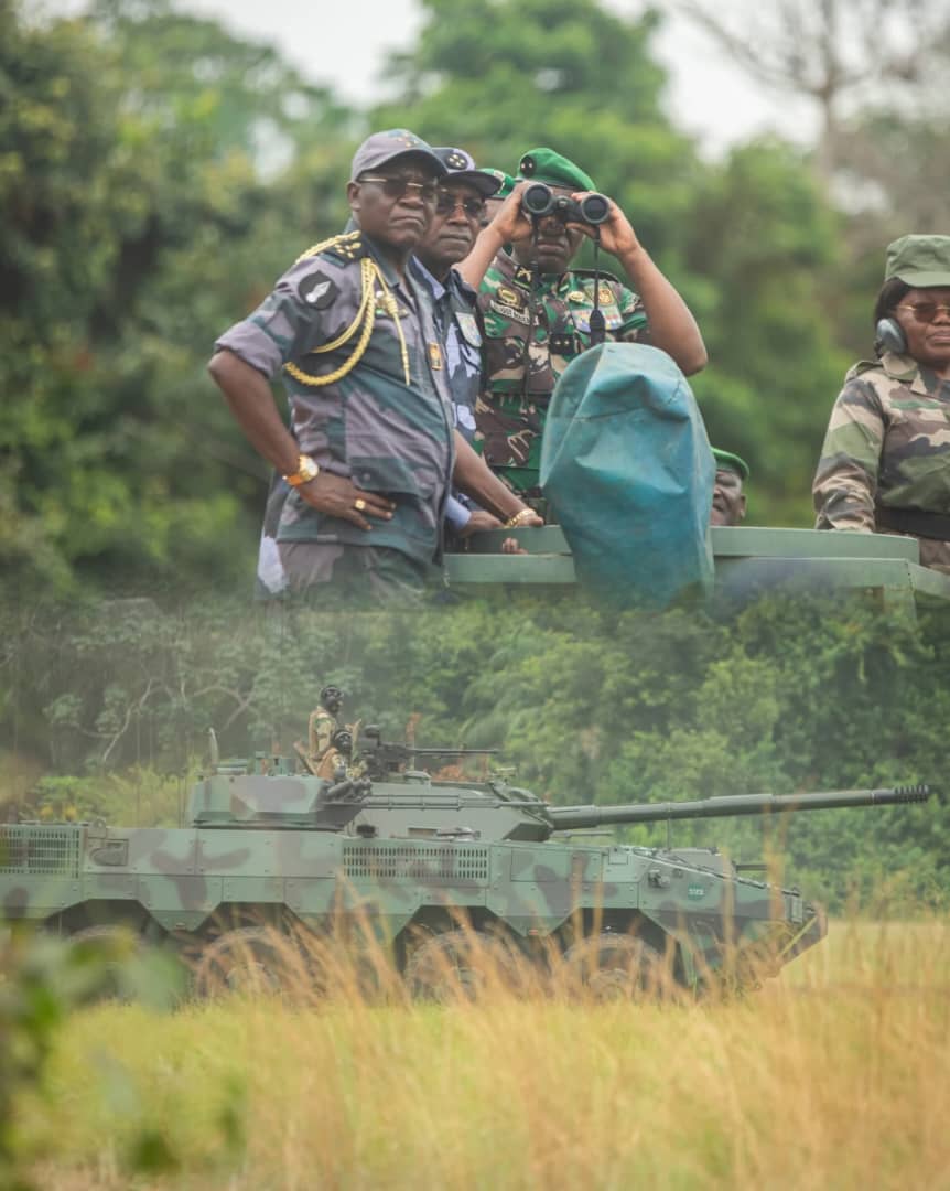 Manœuvre militaire à Ayémé : le Président Oligui Nguema supervise un exercice tactique d’envergure
