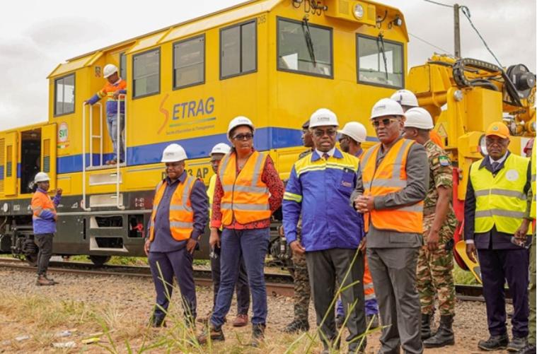 Gabon/Transport : le ministre Ulrich Manfoumbi Manfoumbi visite les administrations sous tutelle