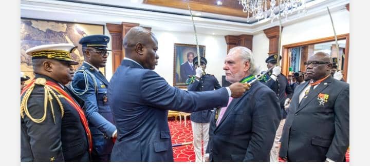 Gabon : Oligui Nguema décore l’ambassadeur d’Espagne en fin de mission‎‎