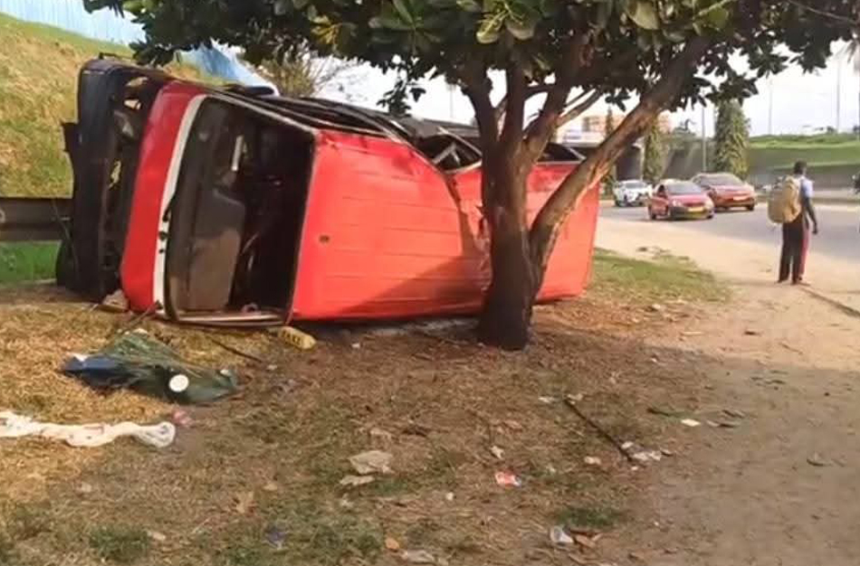Libreville/Circulation routière : un chauffeur perd le contrôle de son véhicule et percute un arbre