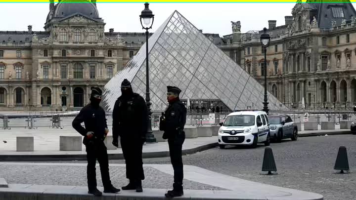 ‎France : le musée du Louvre cambriolé