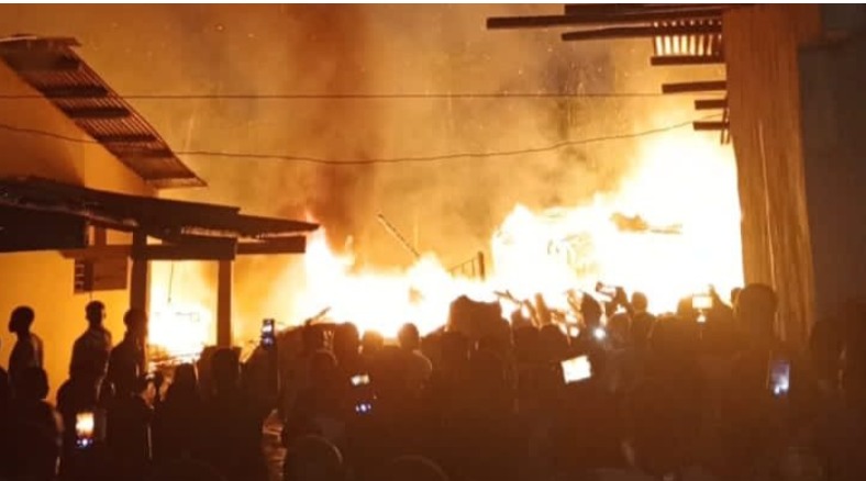 Mouila : un incendie réduit en cendres une habitation et un dépôt commercial