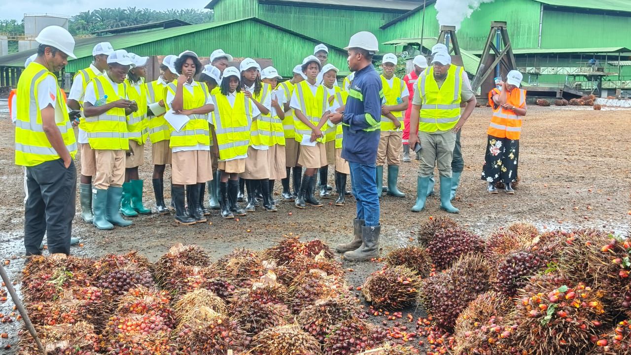 Olam Day : les élèves du Lycée de la Libération d’Angom découvrent les métiers de l’agro-industrie à Awala