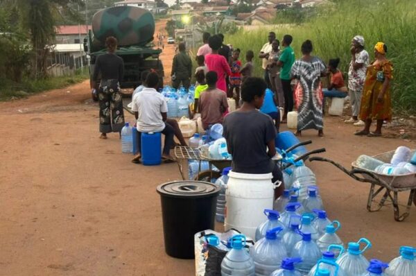 Gabon/Société : Distribution d’eau à Bikélé-Nzong : files d’attente et récipients vides, malgré l’arrivée du génie militaire