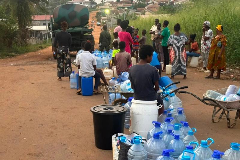 Gabon/Société : Distribution d’eau à Bikélé-Nzong : files d’attente et récipients vides, malgré l’arrivée du génie militaire