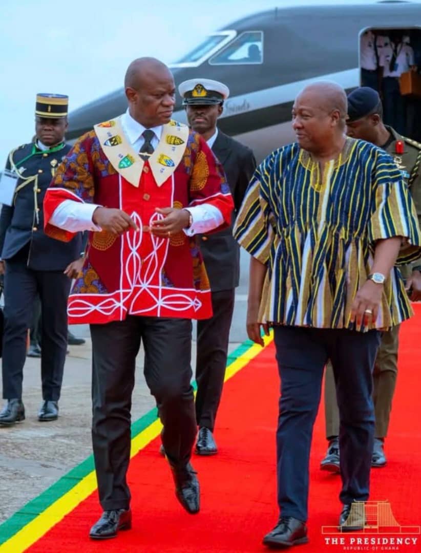 Brice Clotaire Oligui Nguema met en avant la tenue traditionnelle.